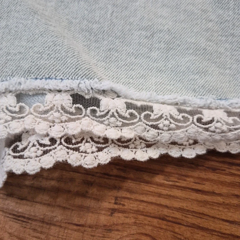 No Boundaries Light Wash Lace Trim Denim Jean Shorts Womens Size 10 Boho